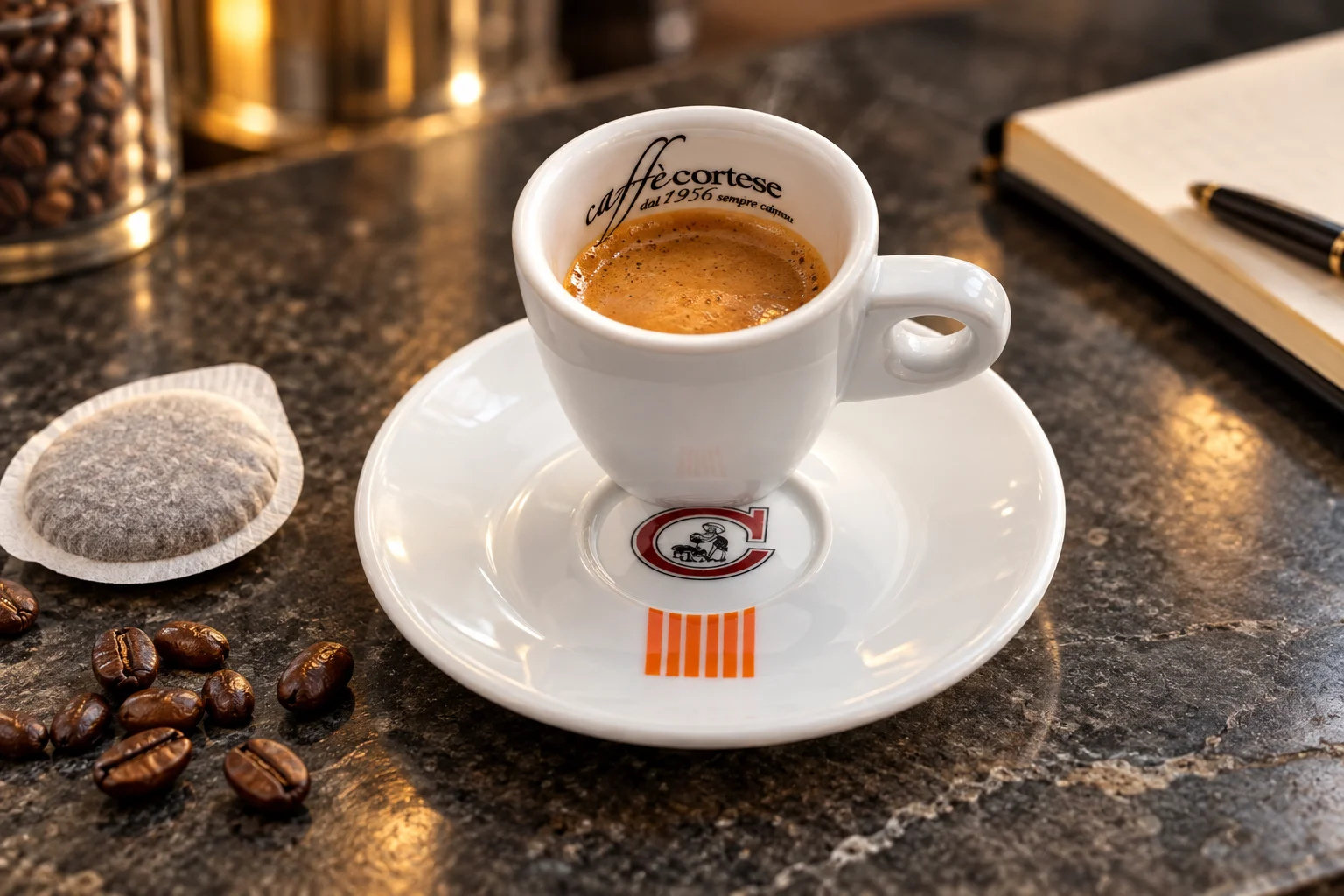 Italienische Espressotasse mit Espresso und E.S.E. Papierpad auf einer dunklen Theke