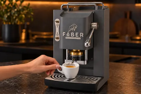 Cortese-Espressotasse ohne Untertasse am Henkel greifen